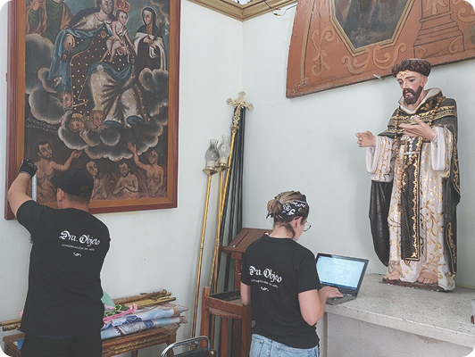 Fotografía de Dra. Objeto realizando un inventario de una colección