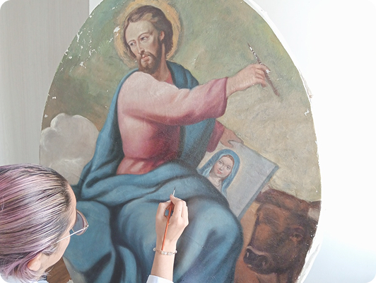 Dra. Objeto realizando un diagnóstico de una pieza patrimonial