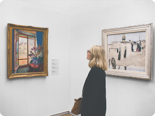 Imagen de una mujer realizando una visita en un museo. Fotografía con uso gratuito bajo la licencia Unsplash, tomada por Pauline Loroy en RSS: @paulinel