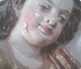 Fotografía de una escultura policormada del SXVII en proceso de restauración