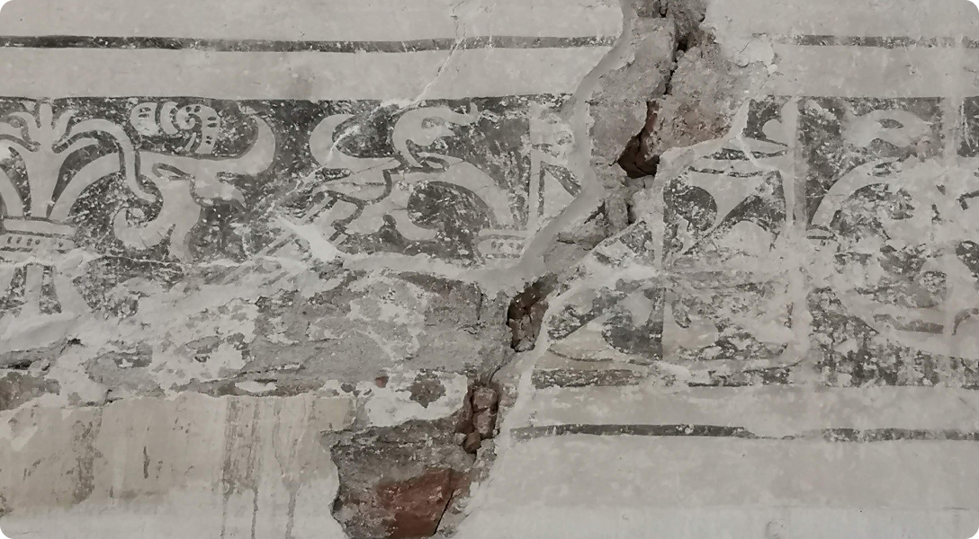 Imagen de una pintura mural en proceso de restauración